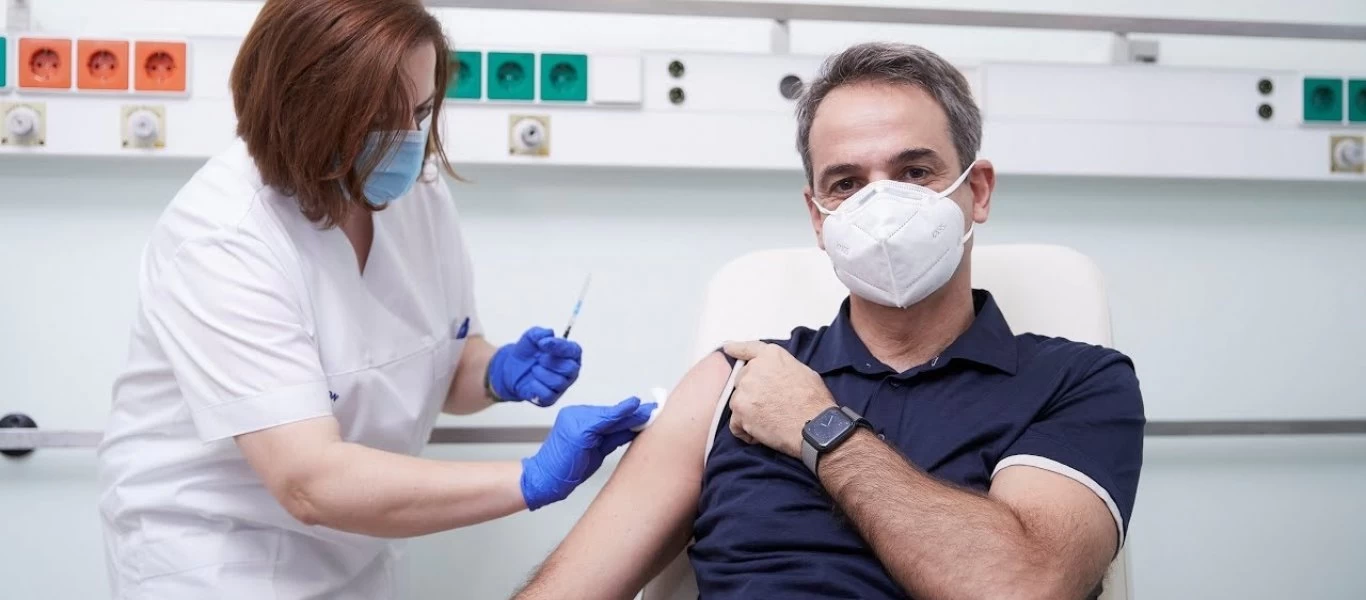 Με «δώρα» θέλουν να πείσουν πολίτες να εμβολιαστούν: Από μετακινήσεις από νομό σε νομό μέχρι μπύρες και ψητά!